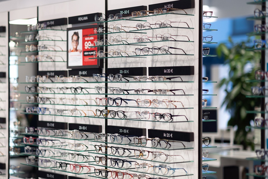 Keičiasi optikų darbo laikas.